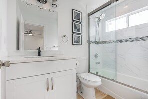 Douche, sèche-cheveux, serviettes fournies, savon