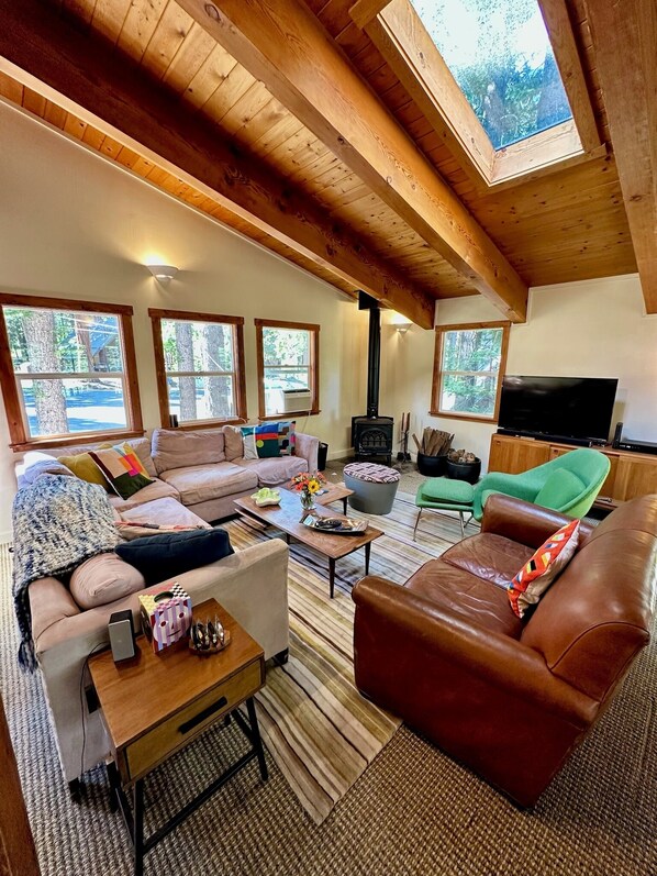 Smart TV, fireplace, books, stereo