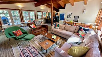 Smart-TV, Kamin, Bücher, Stereoanlage