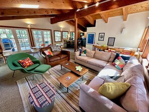 Smart TV, fireplace, books, stereo