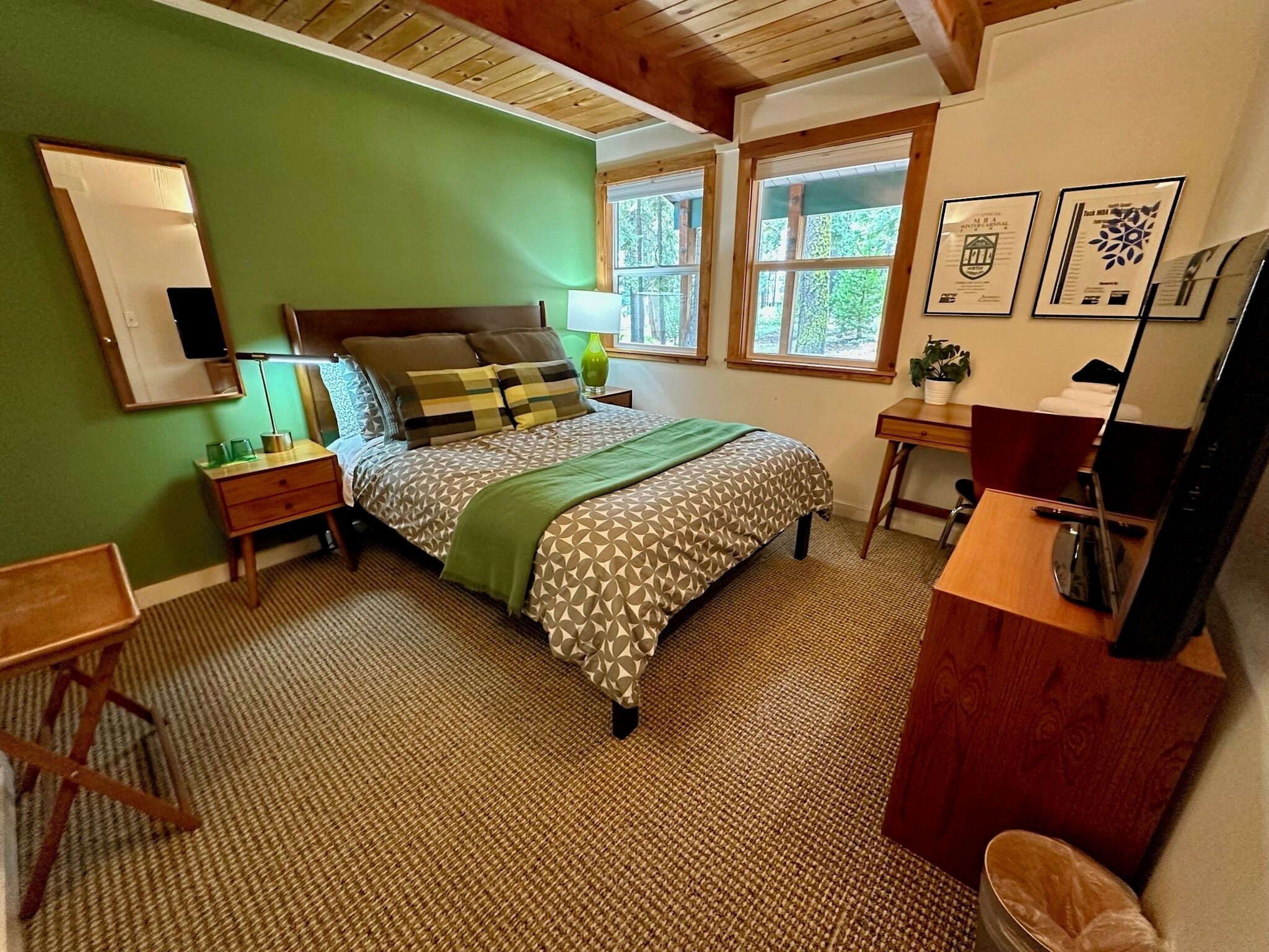 4 bedrooms, desk, iron/ironing board, travel cot