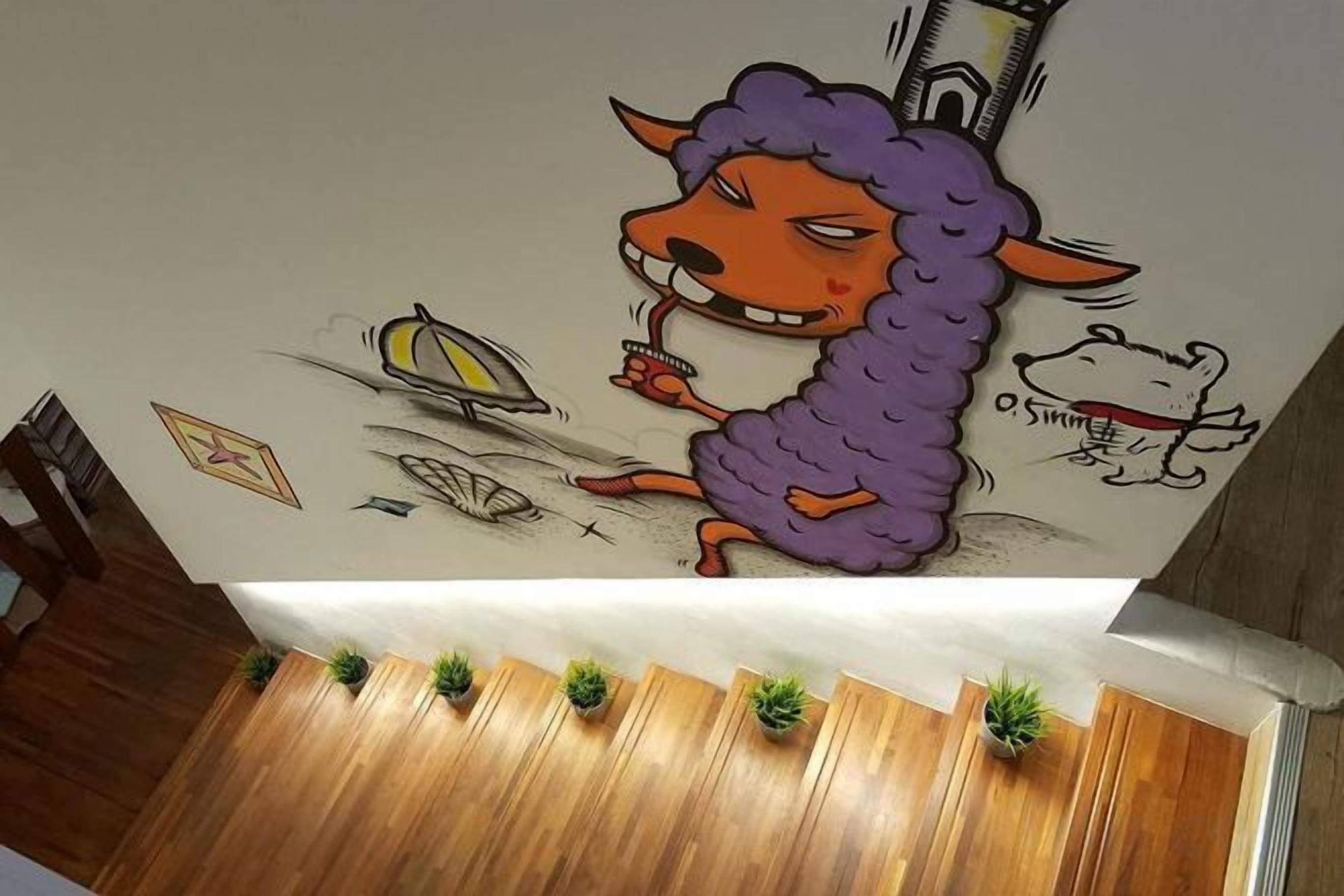 Un mur décoré d’un dessin représentant un personnage de dessin animé et un petit chien.