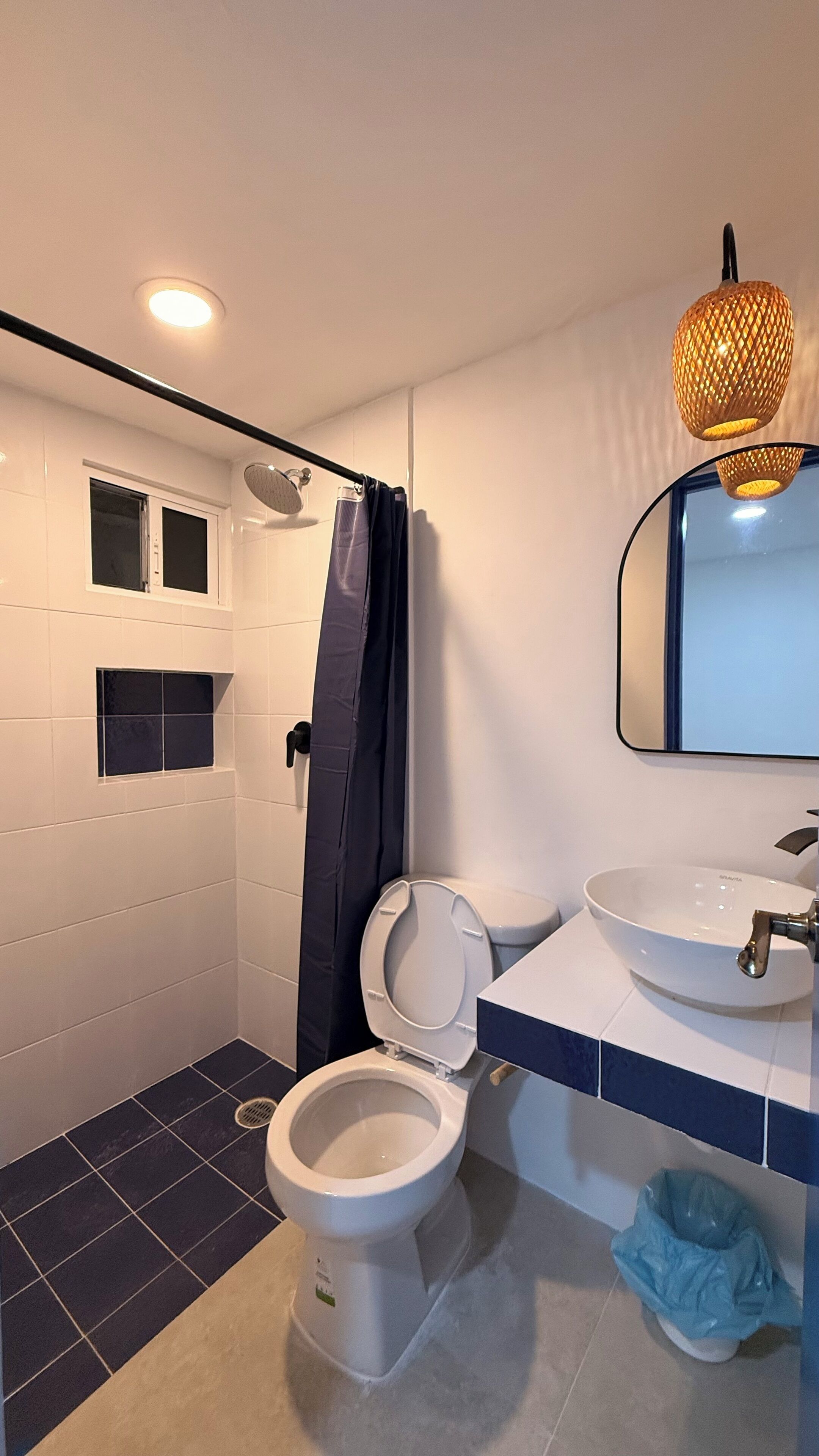 Deluxe eenpersoonskamer | Badkamer | Een douche, een haardroger, handdoeken, zeep