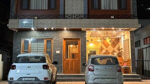 Front of property - Hotel Himalayan Park (Aut)