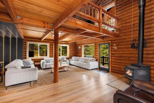 Log cabin with Mountain View,Jacuzzi, Pool Table and winter snow. 8ac No  CCR