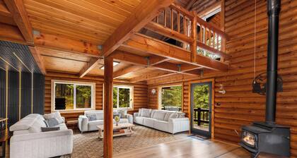 Log cabin with Mountain View,Jacuzzi, Pool Table and winter snow. 8ac No CCR