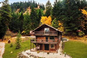 Exterior - Log cabin with Mountain View,Jacuzzi, Pool Table and winter snow. 8ac No  CCR (Cle Elum)