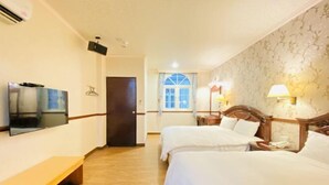 A hotel room with two beds, a TV, a bench, and a window with a view. - Fu Bao Motel (Hualien)