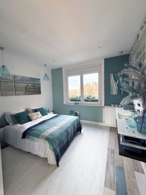 4 عدّة غرف نوم وواي فاي مجانًا وملاءات أسرّة