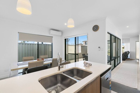 Interior - The Mudstone in Treeby (Treeby)