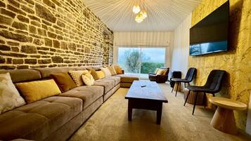 Een open haard, tafelvoetbal en een tafeltennistafel