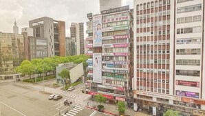 Een meerlaags gebouw met commerciële borden op de begane grond.