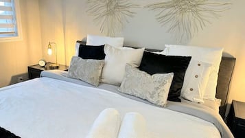 4 slaapkamers, een strijkplank/strijkijzer, internet, beddengoed