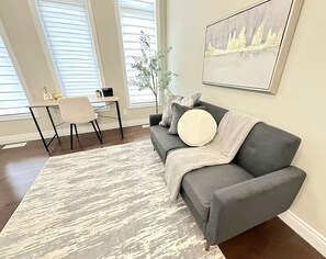 Een televisie en een open haard