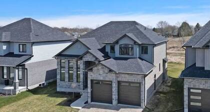 Fieldstone Estate: Luxury 4-bedroom Retreat in Tillsonburg, ON