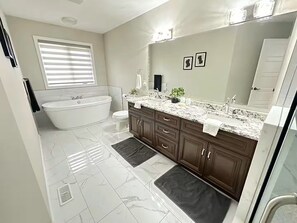 Douche, séchoir à cheveux, serviettes fournies, savon