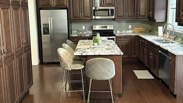 Een magnetron, een oven, een kookplaat, een vaatwasser