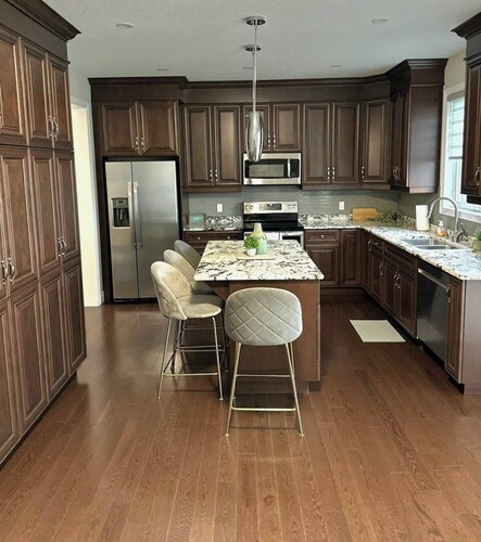 Fieldstone Estate: Luxury 4-bedroom Retreat in Tillsonburg, ON