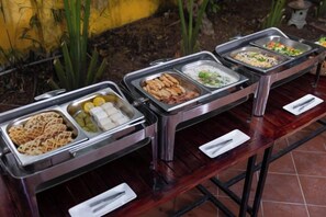 Ein Buffet mit verschiedenen Speisenbehältern.