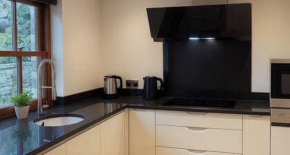 Sleeps 4 - Old Farmhouse - Near Pendle Hill