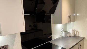 Køleskab, mikrobølgeovn, ovn, kogeplade