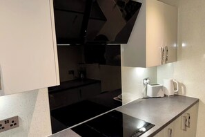 Een koelkast, een microgolfoven, een oven, een kookplaat