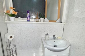 Regadera, secadora de cabello, toallas 