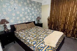 2 habitaciones, tabla de planchar con plancha, wifi y ropa de cama 