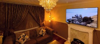 2 Bedroom Apartment - Sleeps 4, Wifi, Free Parking