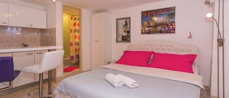 Iron/ironing board, WiFi, bed sheets