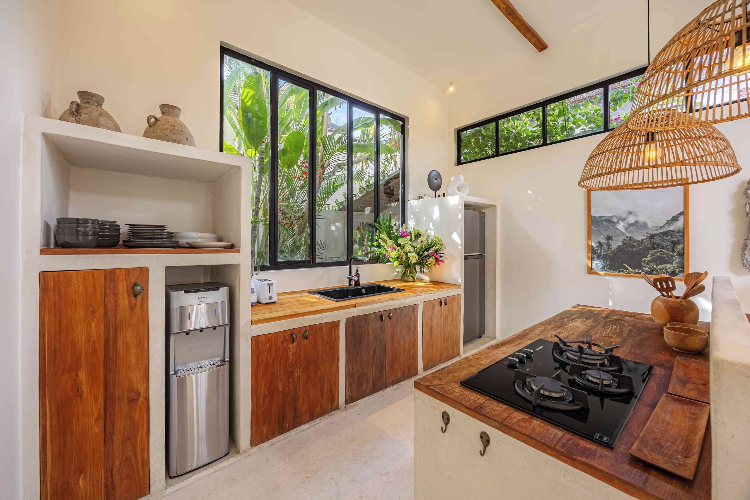 Réfrigérateur, micro-ondes, plaque de cuisson, cafetière/bouilloire