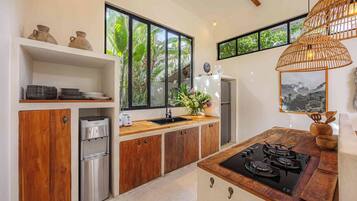 Réfrigérateur, micro-ondes, plaque de cuisson, cafetiÚre/bouilloire