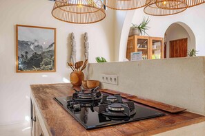 Fridge, microwave, stovetop, coffee/tea maker - Ibiza-Style Villa with Pool in Trendy Umalas (Badung)