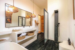 Shower, hair dryer, bidet, towels - Ibiza-Style Villa with Pool in Trendy Umalas (Badung)