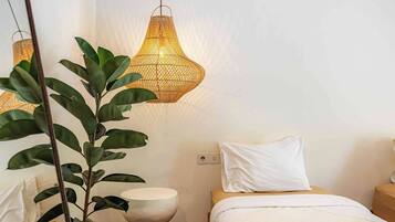 3 chambres, coffres-forts dans les chambres, bureau