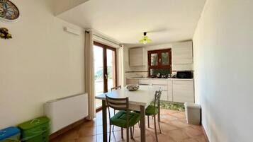 Appartamento Superior, vista mare | Cucina privata | Frigorifero, piano cottura, bollitore elettrico