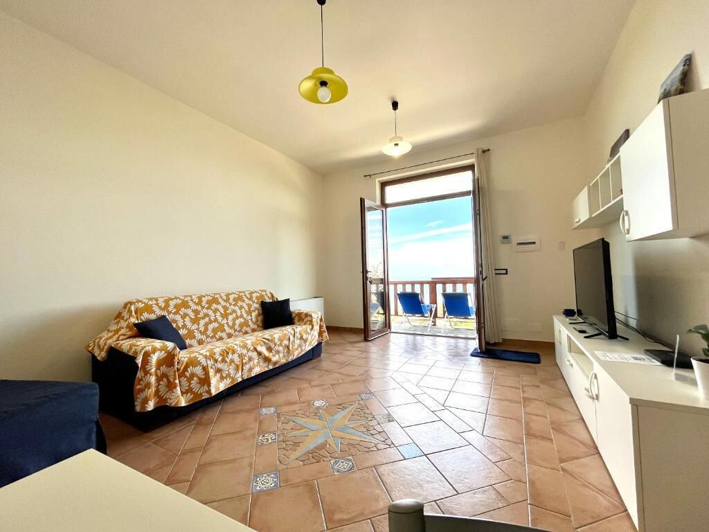 Appartamento Deluxe, vista mare | Area soggiorno | TV a schermo piatto 36 pollici con canali digitali