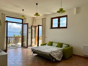 Appartamento Superior, vista mare | Area soggiorno | TV a schermo piatto 36 pollici con canali digitali