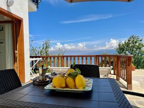 Apartamento superior, vistas al mar | Terraza o patio
