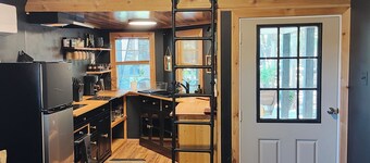 Charming 3-bedroom Getaway cabin in lovely Guyton, Ga.