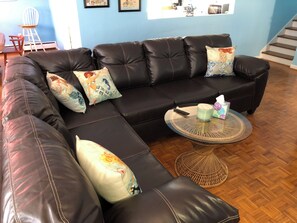 TV - Beach Front on the Bay - Pet Friendly, Wi-Fi, Parking, Large Water front Deck (Norfolk)