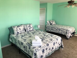 4 bedrooms, WiFi, bed sheets - Beach Front on the Bay - Pet Friendly, Wi-Fi, Parking, Large Water front Deck (Norfolk)
