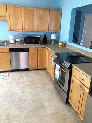 Private kitchen - Beach Front on the Bay - Pet Friendly, Wi-Fi, Parking, Large Water front Deck (Norfolk)