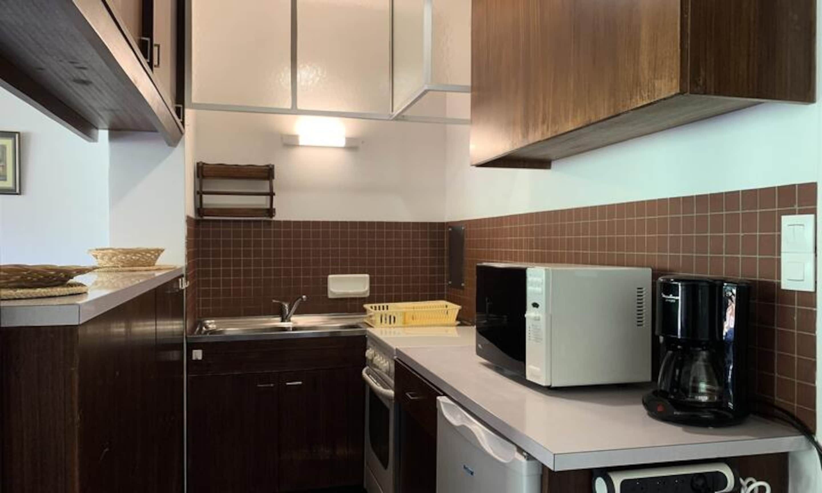 Microwave, cookware/dishes/utensils