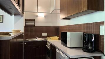 Microwave, cookware/dishes/utensils