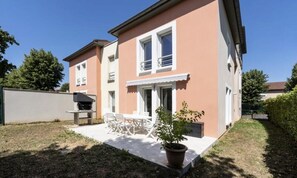 Outdoor dining - House in Woippy With Garden & Terrace (Woippy)