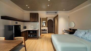 Luxury Apartment, City View | Desk, free WiFi