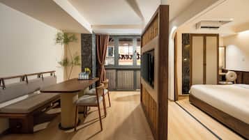 Familieleilighet, byutsikt | Skrivebord, lydisolert og wi-fi (inkludert)