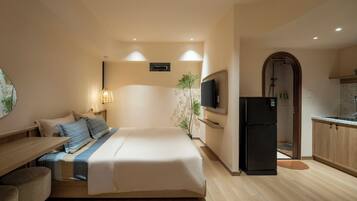 Royal Apartment | Desk, free WiFi