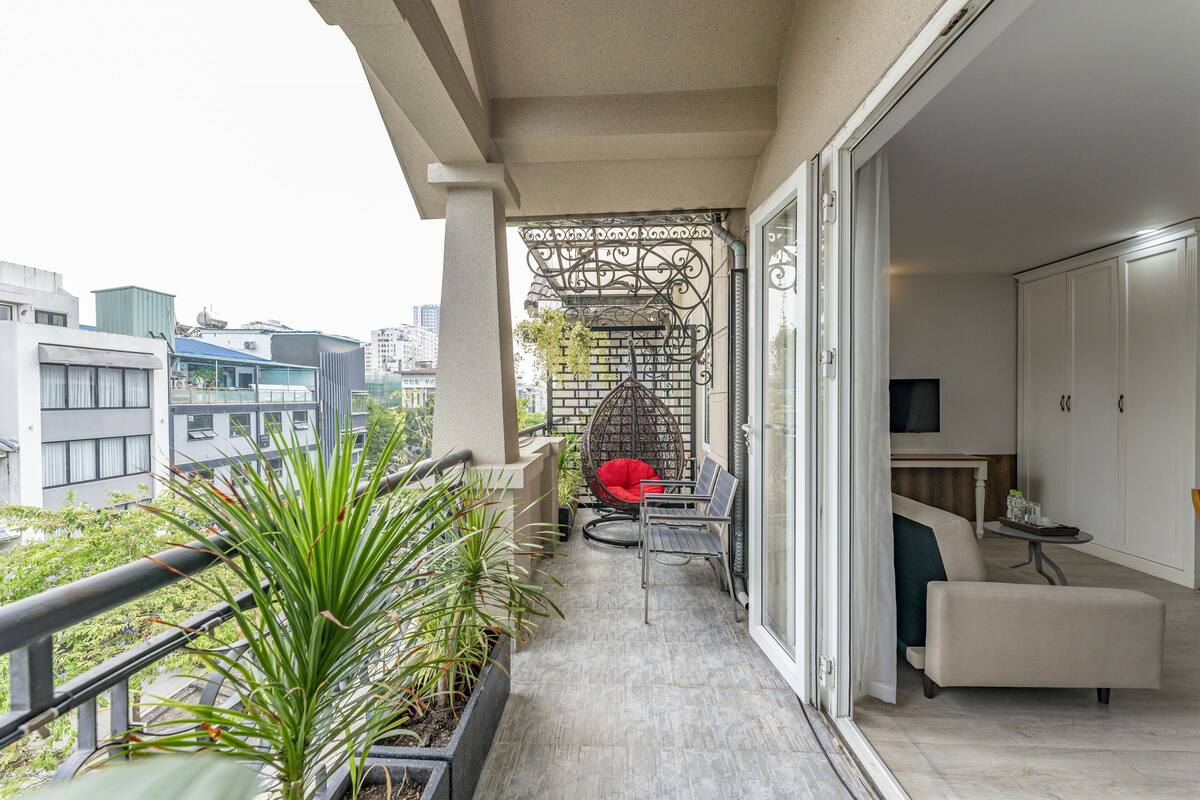 Suite, 1 Queen Bed with Sofa bed, City View | Free minibar, free WiFi